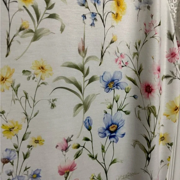 White Floral V-Neck Lace Sleeve Blouse - Picture 5 of 5